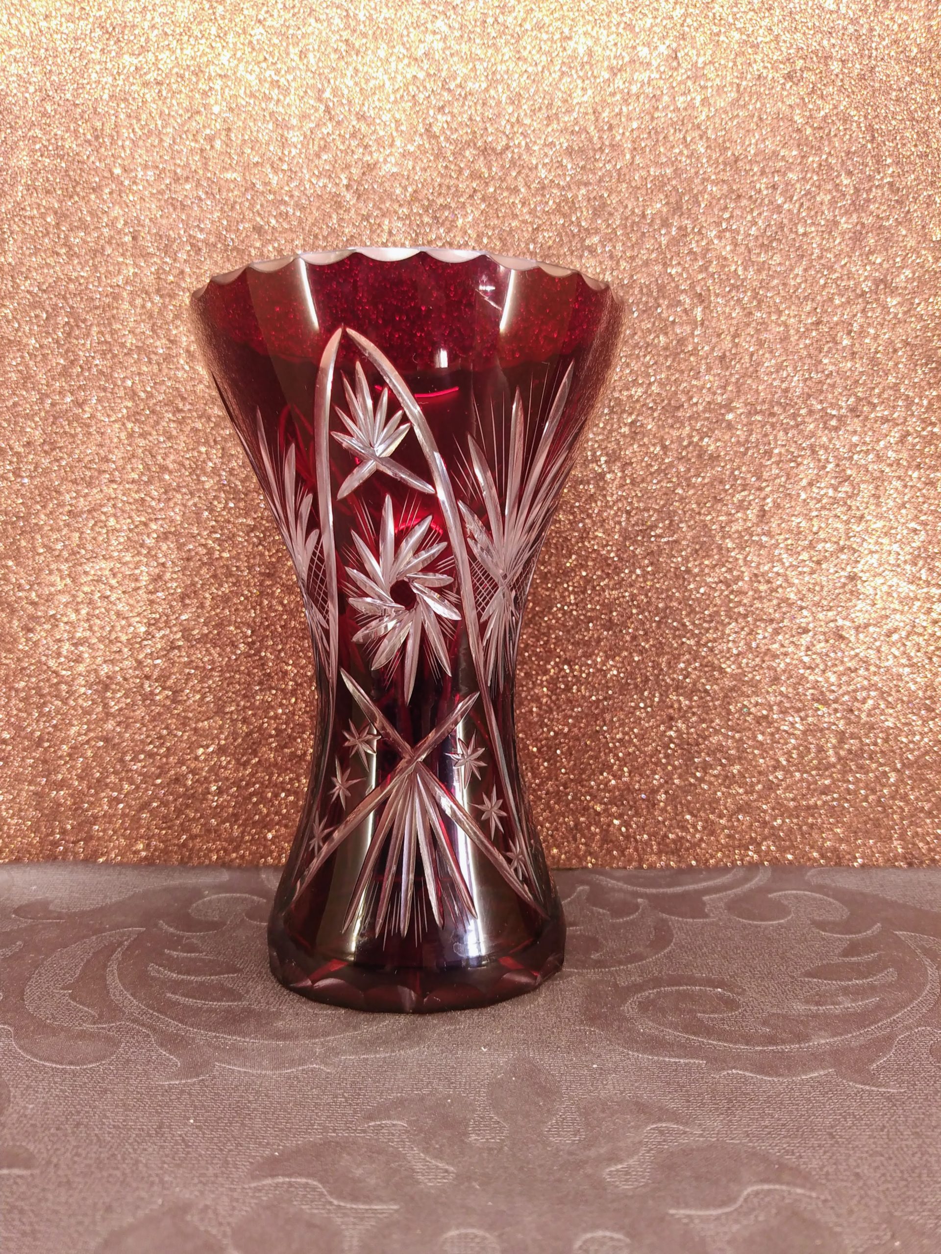 Rubinvörös csiszolt kristályváza – vintage elegancia a vitrinből - Image 5