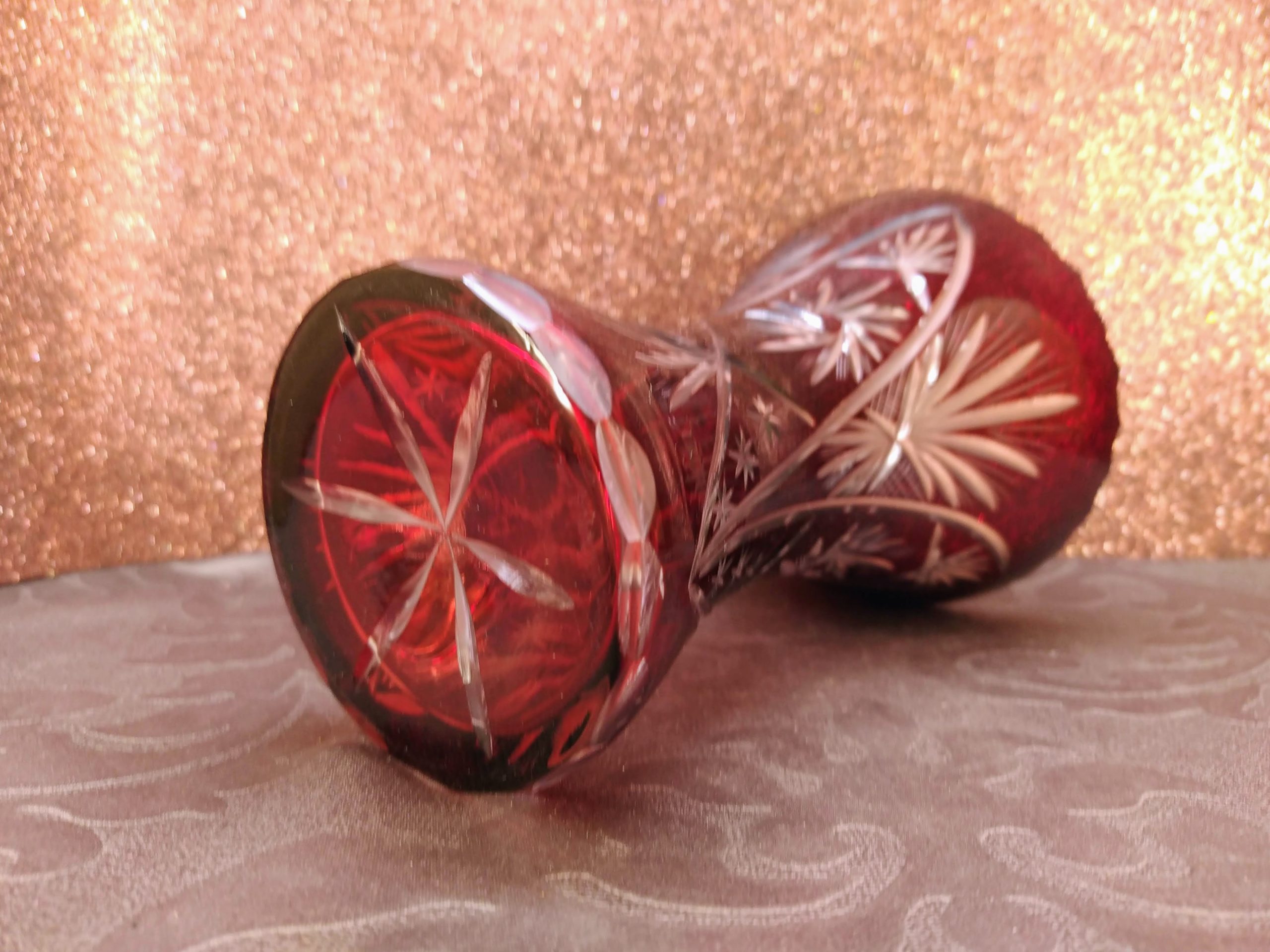 Rubinvörös csiszolt kristályváza – vintage elegancia a vitrinből - Image 6