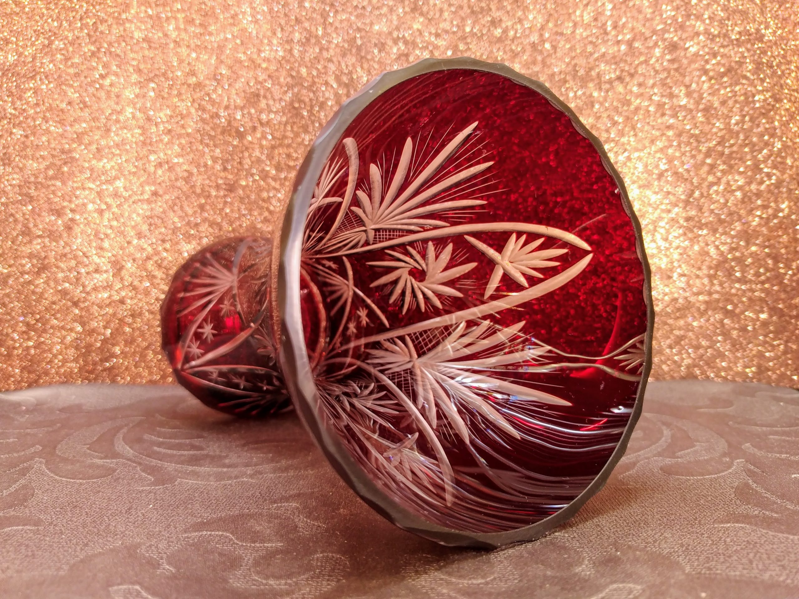 Rubinvörös csiszolt kristályváza – vintage elegancia a vitrinből - Image 7