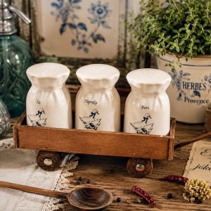 Retro porcelán fűszertartó készlet fa talicskában – libás konyhai dekor