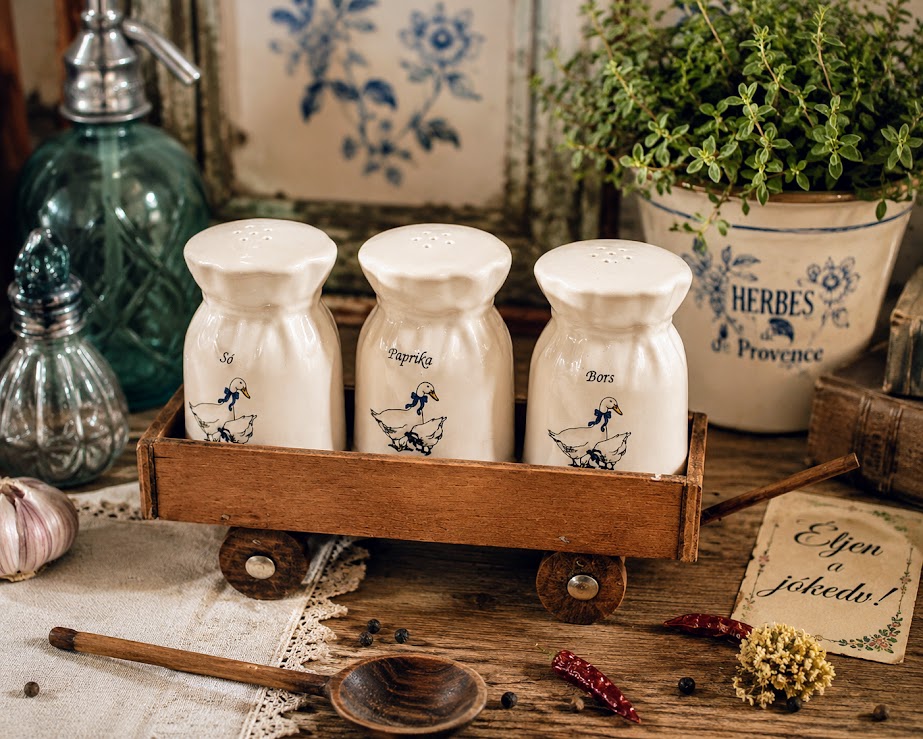 Retro porcelán fűszertartó készlet fa talicskában – libás konyhai dekor