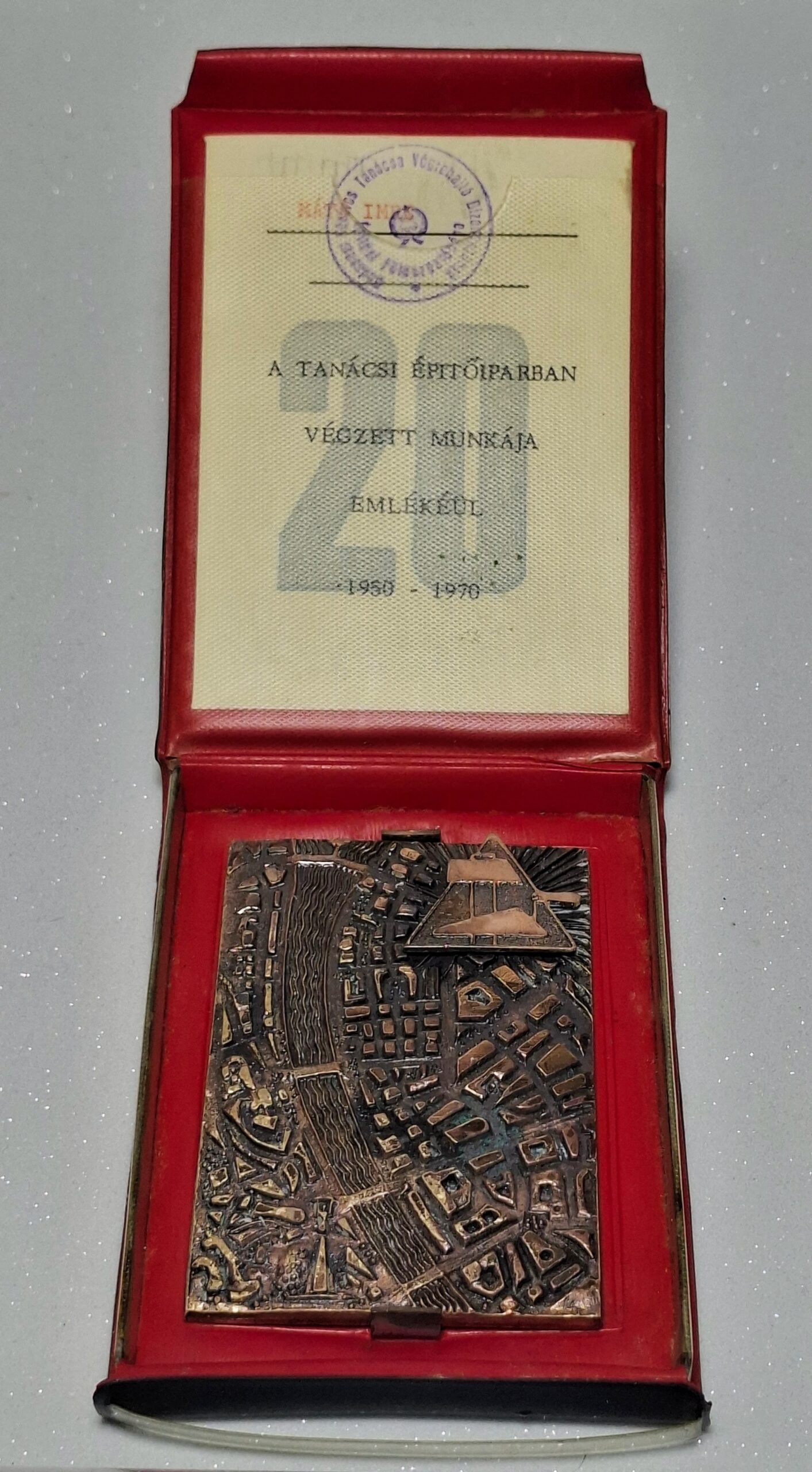 Bronz emlékplakett – „20 éves a fővárosi tanácsi építőipar 1950–1970” – eredeti díszdobozban - Image 2