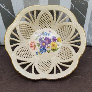 Áttört porcelán ékszertartó kosárka virágdekorral – 12 cm