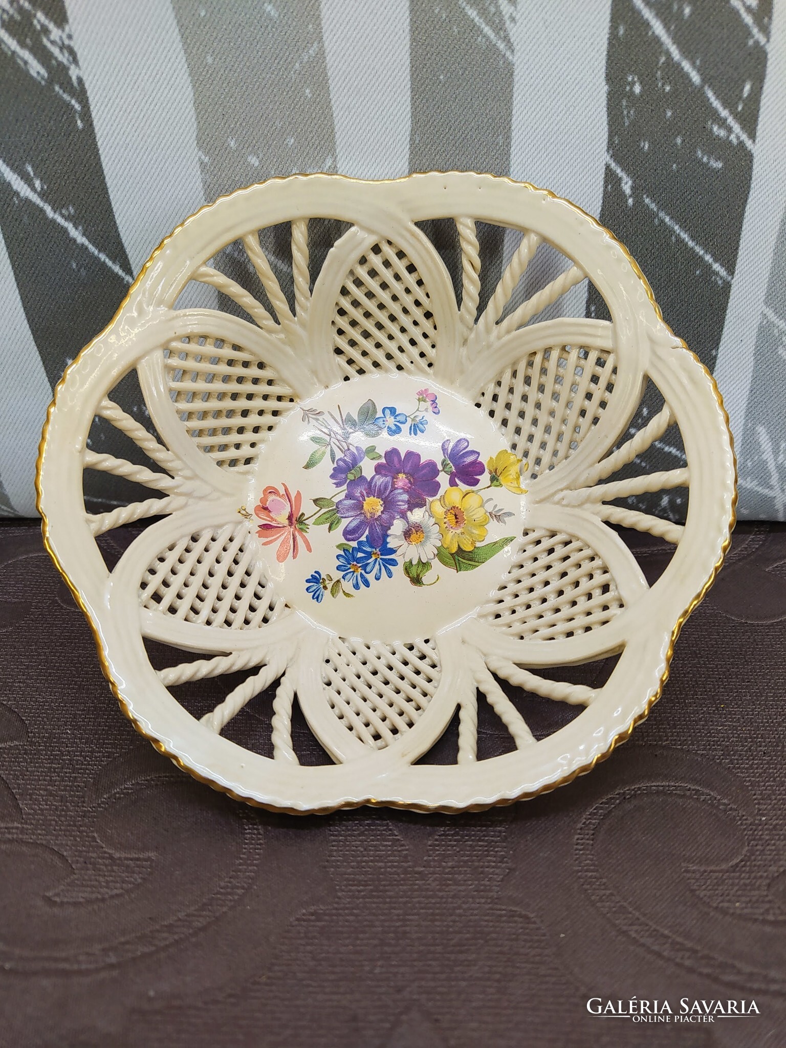 Áttört porcelán ékszertartó kosárka virágdekorral – 12 cm - Image 2