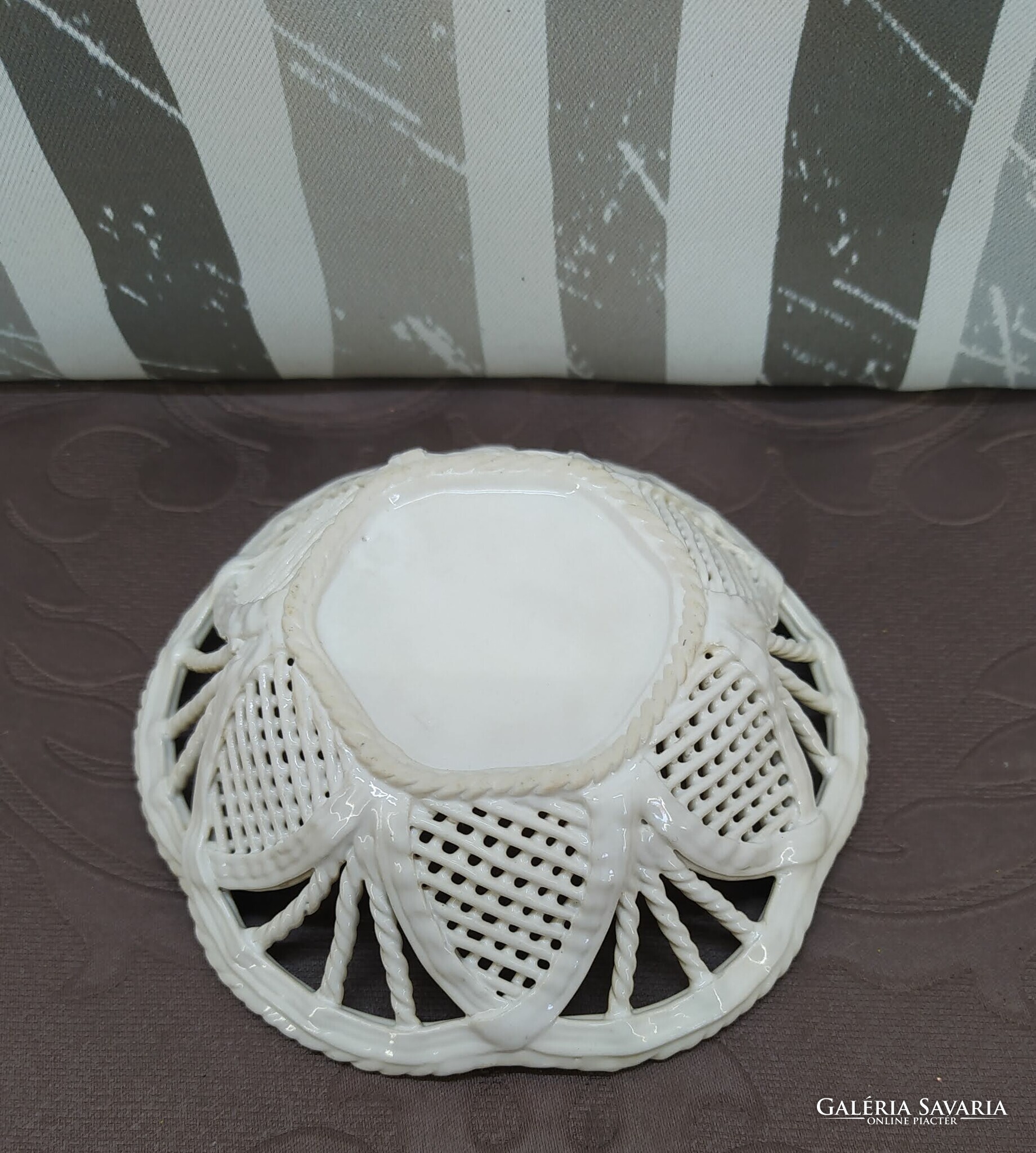 Áttört porcelán ékszertartó kosárka virágdekorral – 12 cm - Image 3