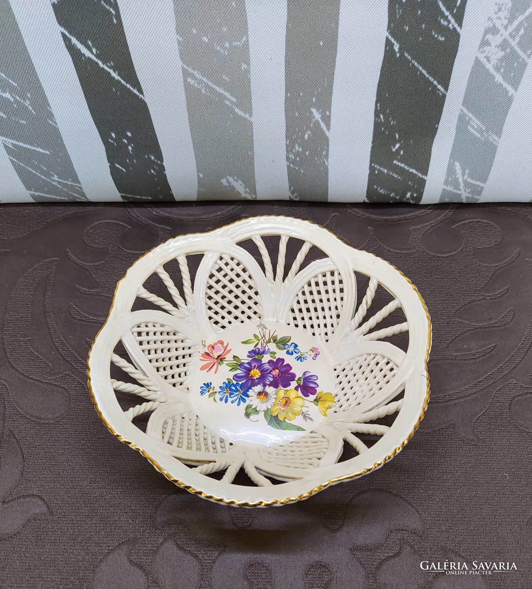 Áttört porcelán ékszertartó kosárka virágdekorral – 12 cm - Image 4