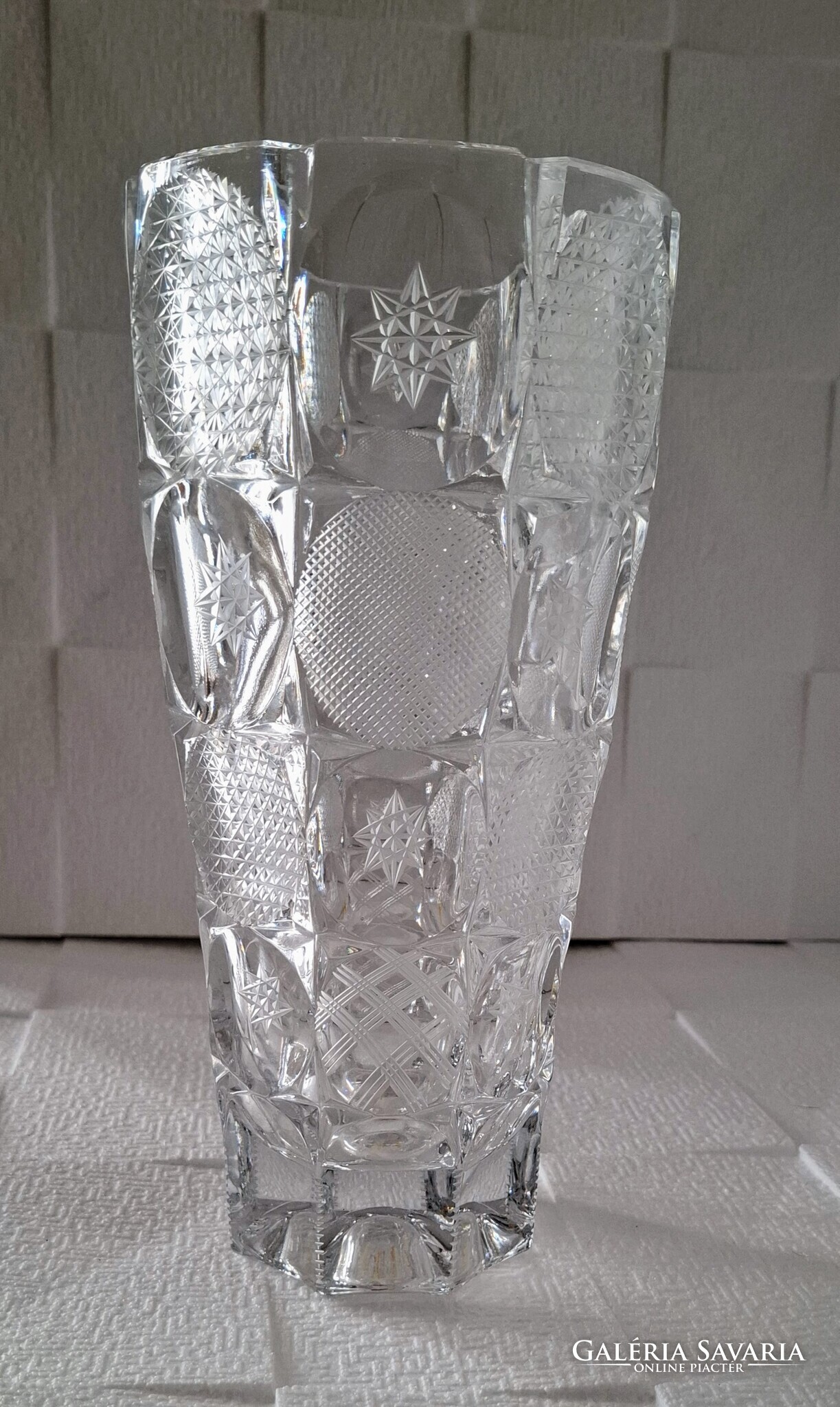 Nagyméretű kézi csiszolt bohém kristályüveg váza – 25,5 cm - Image 3