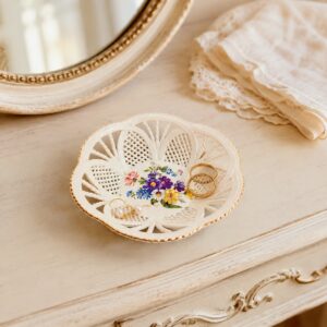 Áttört porcelán ékszertartó kosárka virágdekorral – 12 cm